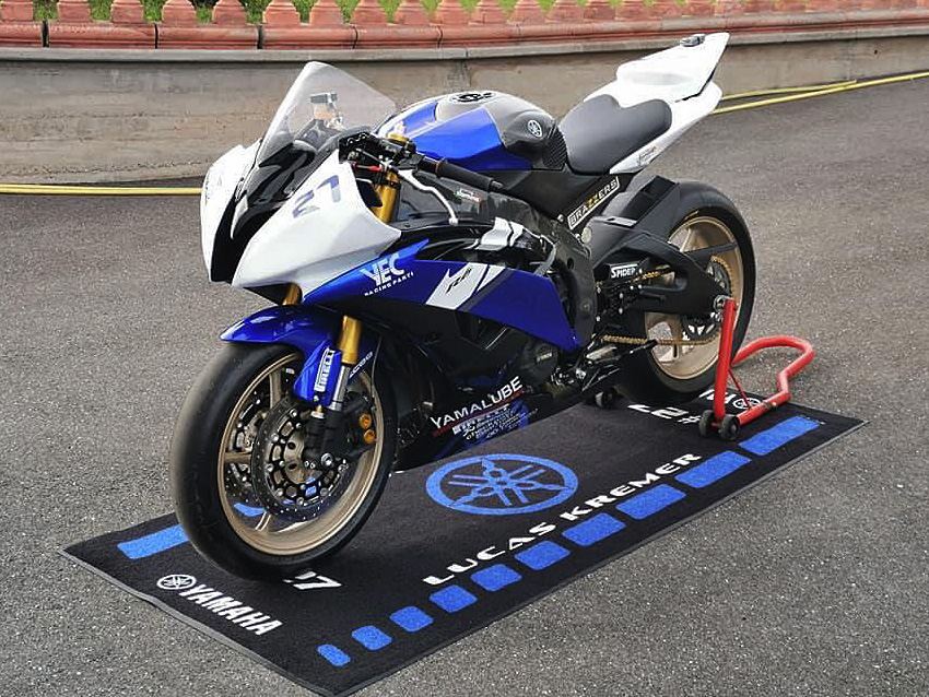 Moto Yamaha sur tapis environnemental personnalisé Lucas Kremer